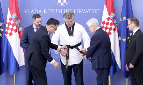 Plenković odjenuo dobok i 'dobio' crni pojas od predsjednika taekwondo federacije