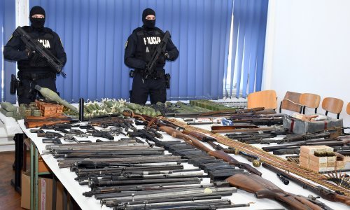 U Sisku zaplijenjen golemi arsenal oružja i uhićeno sedmero ljudi
