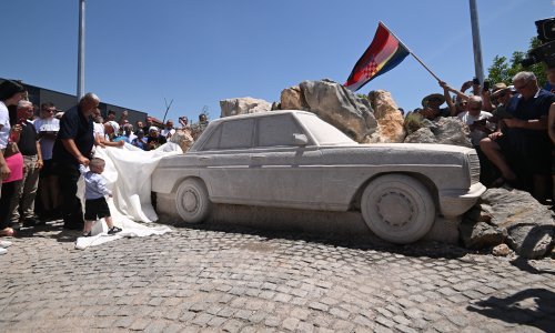 Otkriven spomenik simbolu Imotske krajine - Mercedesu