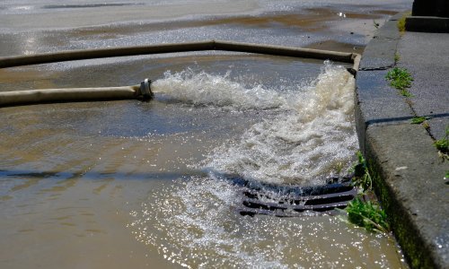 U centru Rijeke pukla vodovodna cijev, oštećena prometnica