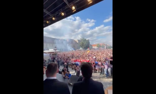 Igrači stigli u Neuruppin; na dočeku se orila himna reprezentacije