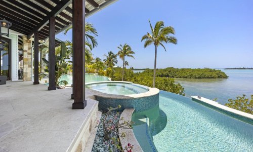 Ova vila s očaravajućim bazenom i pogledom savršena je za odmor iz snova