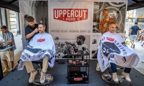 U centru Zagreba održan zabavni 'Uppercut Deluxe Barber Show': Okupljeni dobili priliku za besplatno šišanje i prigodne poklone