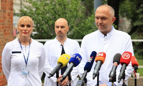 Iz bolnice izvijestili: Preminuo čovjek koji se samozapalio na Markovu trgu