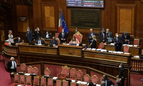 Kaos u talijanskom parlamentu: Zastupnik nakon tučnjave izveden u kolicima
