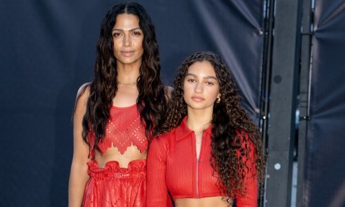 Kao modne blizanke: Supruga i kćer slavnog glumca zablistale u crvenom