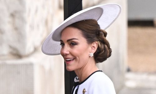 Kate Middleton u kreaciji omiljene dizajnerice, a boja haljine ima simboličnu poruku