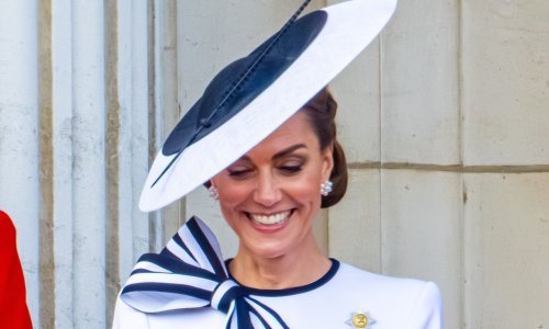 Rijetko emotivan trenutak: Kate Middleton nježno je mazila kćer na balkonu Palače