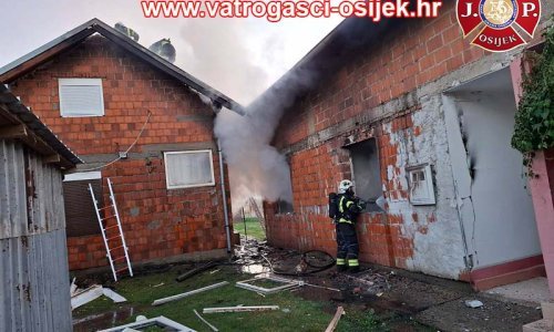 Eksplozija raznijela dio kuće kod Osijeka, vlasnik prebačen u bolnicu