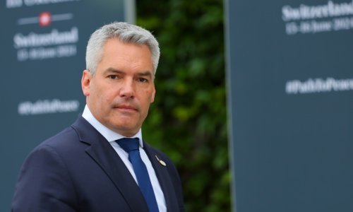 Van der Bellen ide na operaciju kralježnice, mijenja ga Nehammer