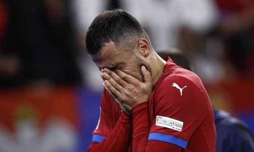 Nesretnom Srbinu se u sekundi srušio cijeli svijet; u suzama je napustio teren...