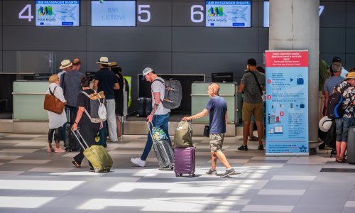 'Prestanite slušati internet': Tip izbačen s leta zbog viralne fore za ručnu prtljagu