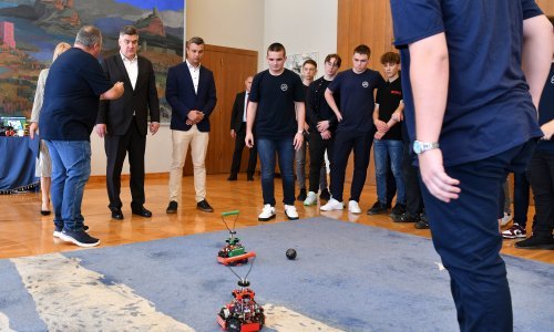 Milanović primio mlade hrvatske robotičare, osvojili su nagrade na natjecanju u Njemačkoj