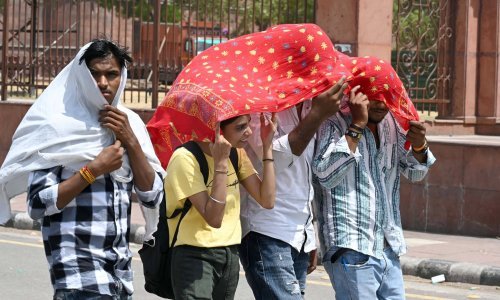 U toplinskom valu i poplavama u Indiji 11 mrtvih, četvero živi zakopani