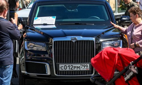 Putin Kimu poklonio luksuznu rusku limuzinu, set za čaj i admiralski bodež