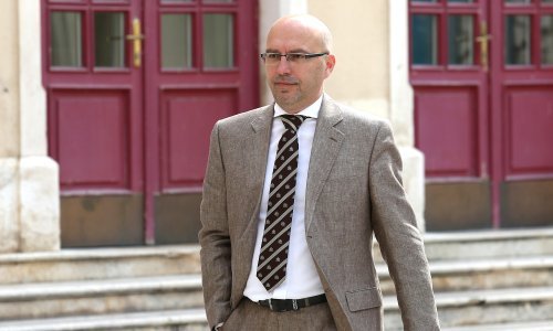 Predstavnici udruge 'Vukovar 1991' poljubili vrata Tužiteljstva u Beogradu