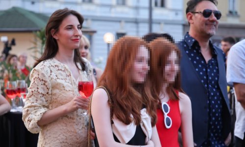 Znate li kako izgledaju supruga i kćeri Dražena Žerića Žere? Bile su na koncertu Crvene jabuke