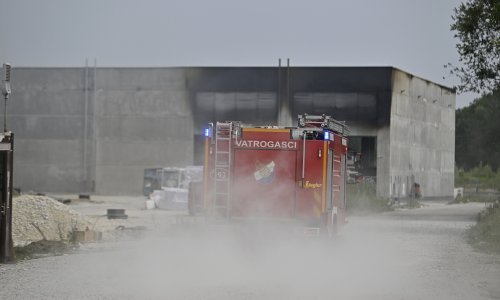 Uzrok požara u Zaprešiću nepoznat, dio zgrade se urušio, zrak je dobre kvalitete