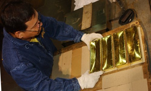 Sve više bogatih zemalja odustaje od dolara i kupuje zlato. Imaju dobar razlog