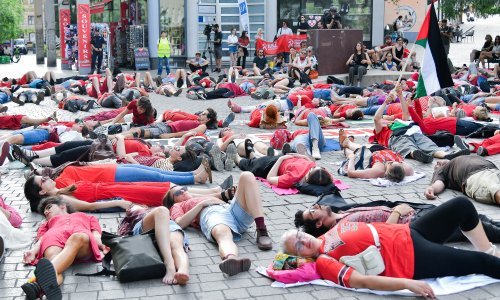 Prosvjednici ležeći u središtu Zagrebu predstavljali ubijene u Pojasu Gaze