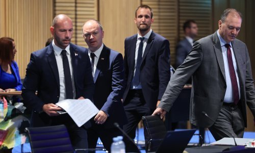 Vlada izmijenila Zakon o državnoj službi, povećala i osnovicu za ratne invalide