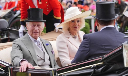 Kralj Charles i kraljica Camilla dobro raspoloženi uživali u prestižnoj utrci