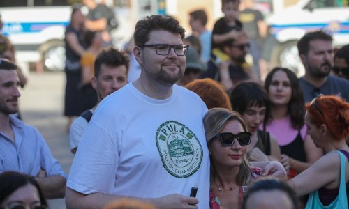 U Puli prvi put održana Povorka ponosa, pogledajte tko je sve došao