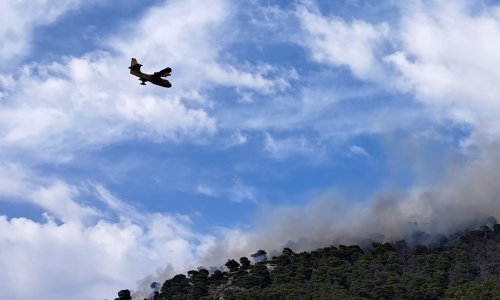 Veliki požar na brdu iznad Hvara lokaliziran, netko je digao ilegalni dron: Priveden je