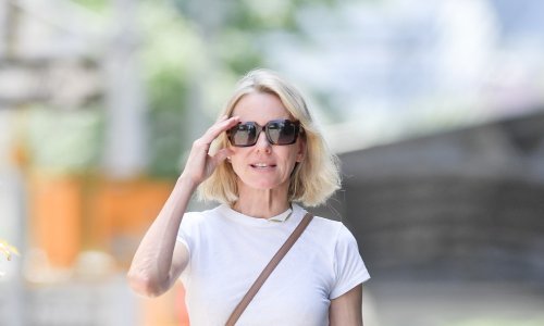 Savršeno se slažu s trapericama: Slavnu glumicu osvojile su tenisice koje su hit i ove sezone