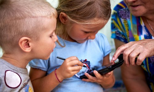 Roditelji, oprez: Prekomjerno korištenje mobitela kod djeteta razvija poseban oblik autizma