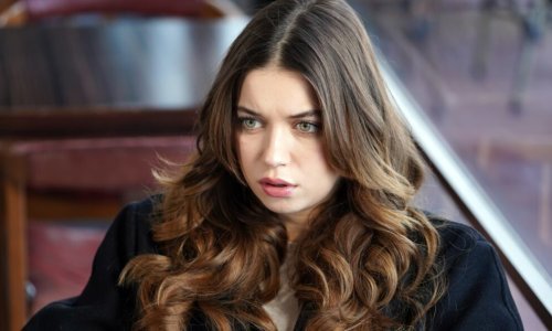 Turska ljepotica iz 'Zlatnog kaveza' pozirala u minijaturnom badiću i pokazala nevjerojatnu figuru