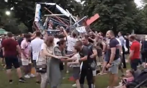 Pukao ringišpil u Doboju: Roditelji izvlačili pa na rukama nosili djecu na Hitnu