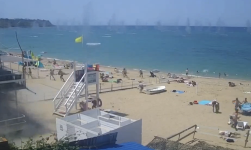 Pojavio se video s Krima: Ruski turisti bježe dok na plažu padaju projektili