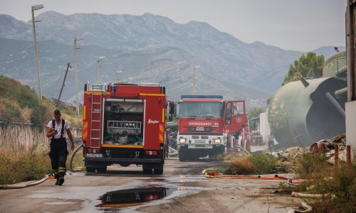 Planula željezara u Kaštelima, požar gase brojni vatrogasci