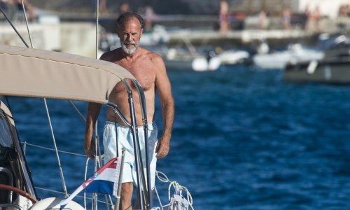 Preplanuli Frano Lasić uživa na Hvaru i hvata boju