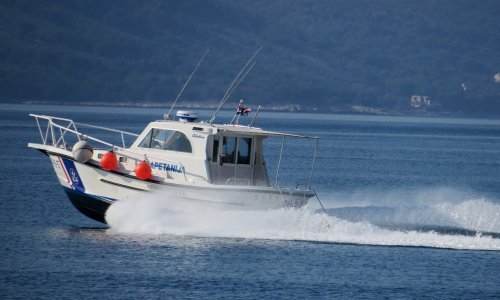Drama kod Salija: Olujno jugo nosilo jedrilicu, spašeno 11 članova posade s 3 djece