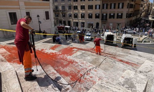 Španjolske stube zalivene crvenom bojom: Simbolički prikaz krvi svih ubijenih