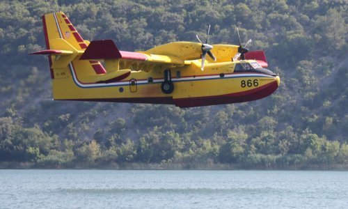 Požar na Braču pod nadzorom, u pomoć stigla dva kandera