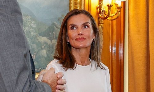 Kako nositi običnu bijelu majicu na elegantan i profinjen način?