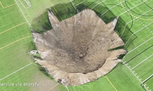 Vrtača progutala nogometno igralište: Široka je 30, a duboka 9 metara