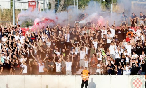 Pogledajte kako je Torcida na današnjem treningu dočekala igrače Hajduka