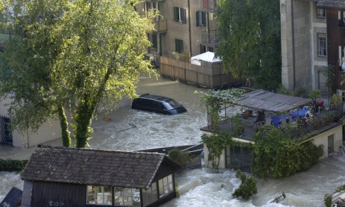 Strašne snimke iz Švicarske: Voda nosi mostove, sve više nestalih