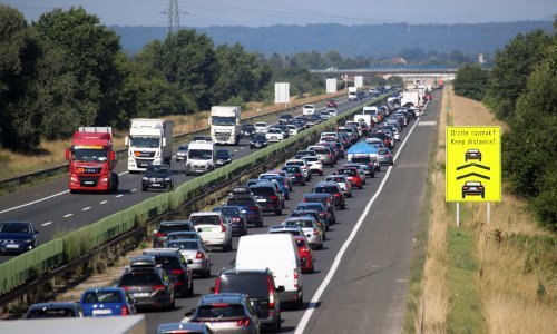 Počele gužve na cestama i granicama: Povremeno se vozi u kolonama