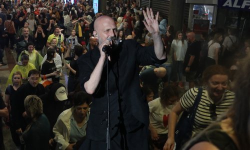 Olujno nevrijeme prekinulo koncert Damira Urbana, ali on se nije dao