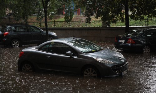 Beograd pod vodom: Jutros novo nevrijeme, ljudi štite vozila ciglama