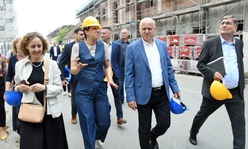 Bačić u Petrinji: Do kraja godine obnova svih zgrada javne namjene u županiji