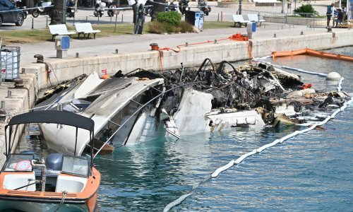 Konačno se uklanja olupine jahte iz makarske luke, šteta tri milijuna eura