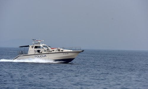 Morska havarija kod otoka Raba sretno završila, policija: Pratite vremensku prognozu