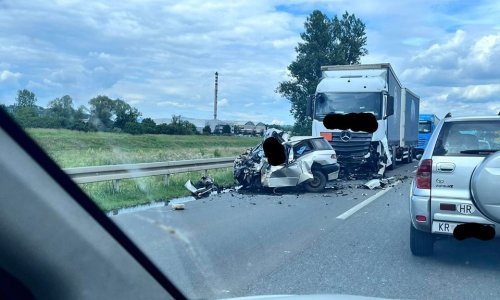 Automobil kod Velikog Trgovišća podletio pod kamion, vozač poginuo