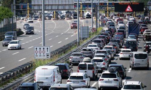 Velike gužve prema moru, vozi se u kolonama